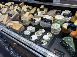 643-biocoop-cavaillon-epicurien-bio-magasin-fromage-coupe-brebis-chevre-vache.webp