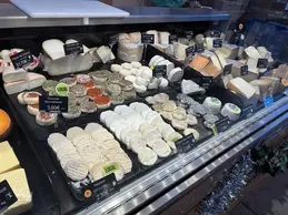 643-biocoop-cavaillon-epicurien-bio-magasin-fromage-local-coupe.webp