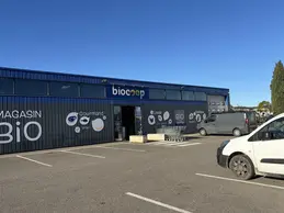 643-biocoop-cavaillon-epicurien-bio-magasin-parking-entree-devanture.webp